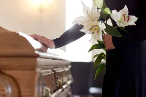 Mettre une photo dans un cercueil porte malheur : significations et superstitions