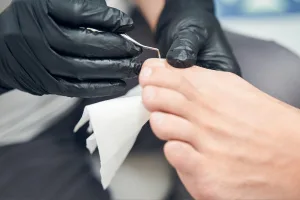 Pédicure à domicile pour les personnes âgées : un service essentiel