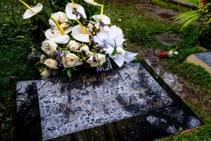 Plaque funéraire sur mesure : entre tradition et modernité